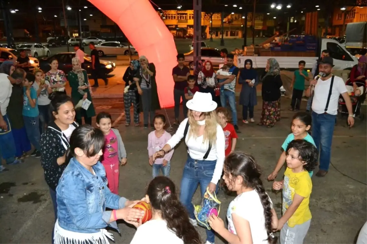 Çocuklar, Çeşitli Yarışmalarla Eğleniyor