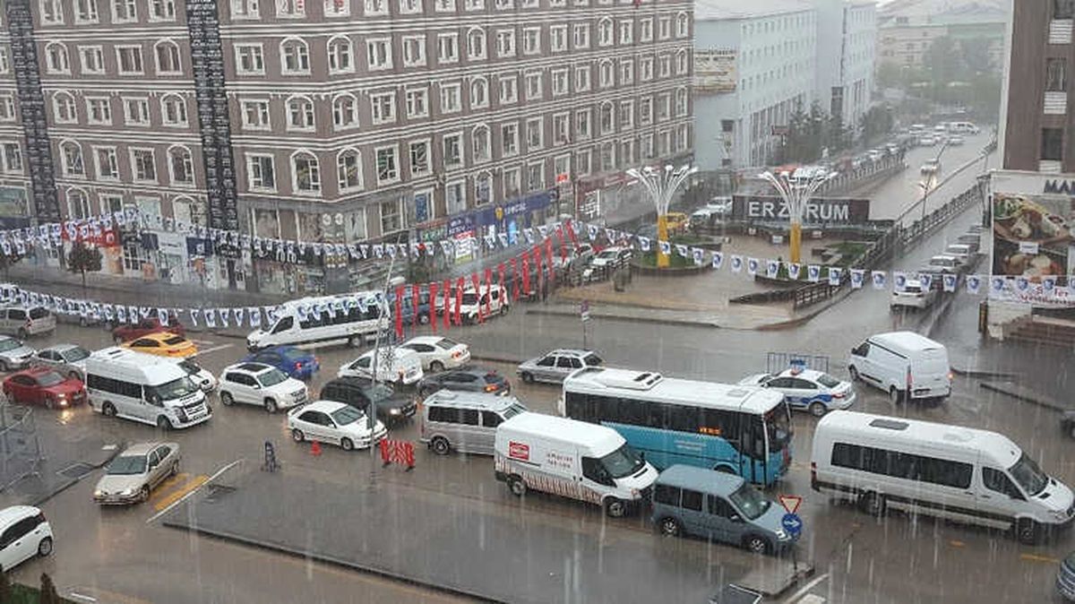 Erzurum\'daki Sel Baskınında Birçok Araç Yolda Mahsur Kaldı