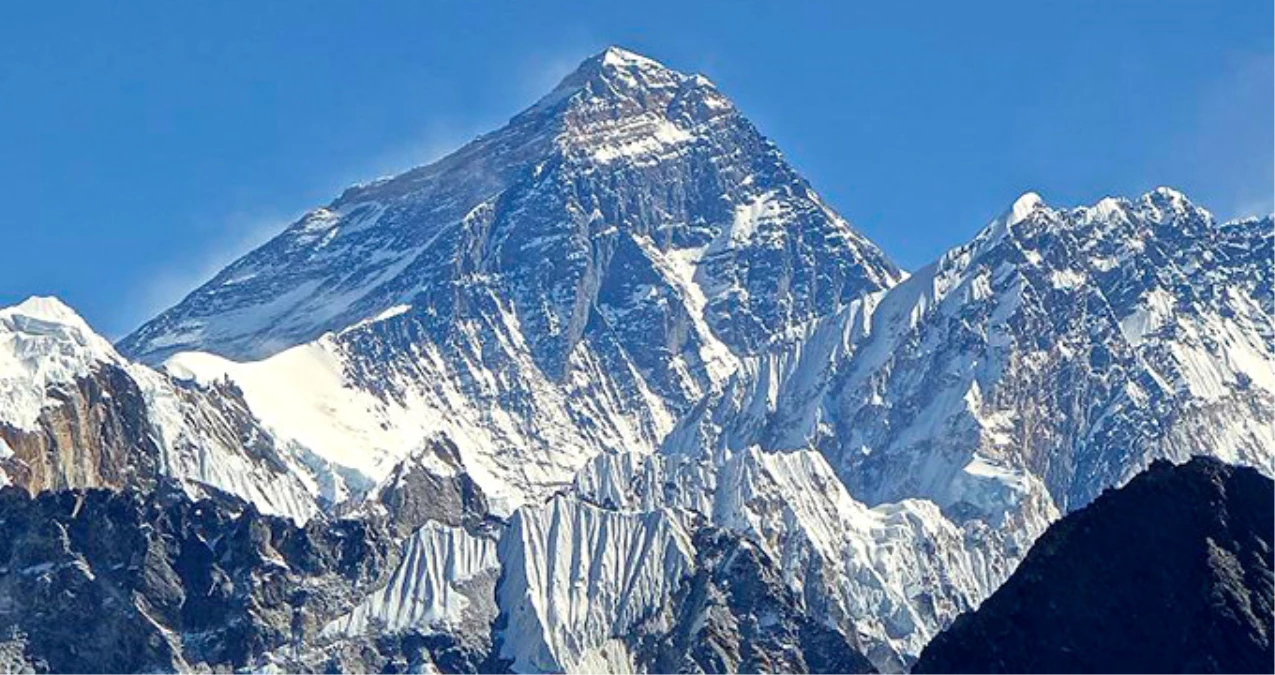 Everest\'e Tırmanan 2 Dağcı Hayatını Kaybetti
