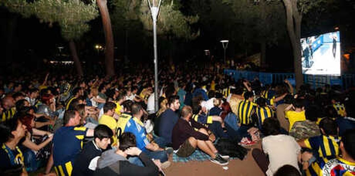 Fenerbahçeliler, Finali Meydanlarda İzledi!