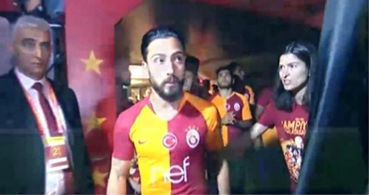 Galatasaray\'ın Şampiyonluk Kutlamasında Tarık Çamdal\'a Tepki Yağdı