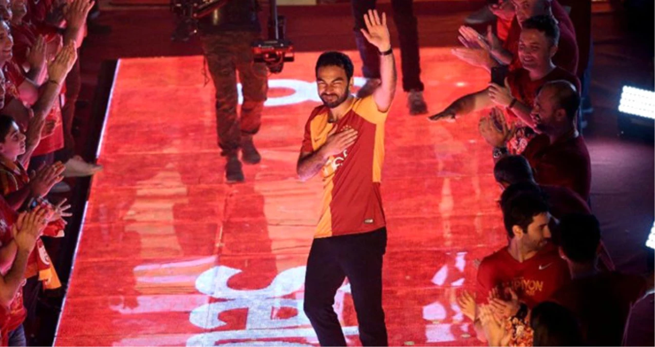 Galatasaraylı Selçuk İnan, Şampiyonluk Kutlamasında Selçuk Şahin Olarak Anons Edildi