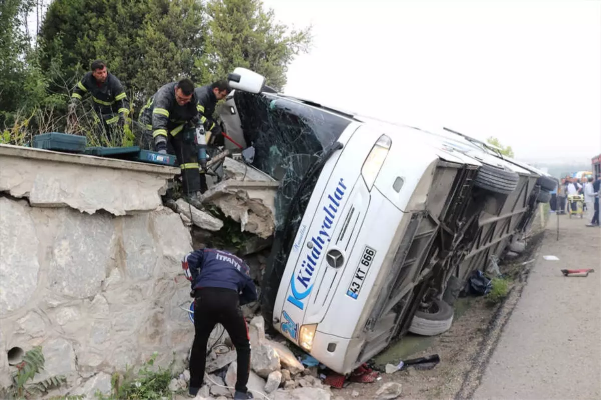 Güncelleme 2 - Kütahya\'da Yolcu Otobüsü Devrildi: 2 Ölü, 15 Yaralı