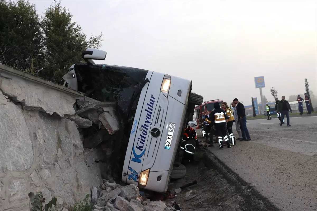 Güncelleme - Kütahya\'da Yolcu Otobüsü Devrildi: 1 Ölü, 16 Yaralı