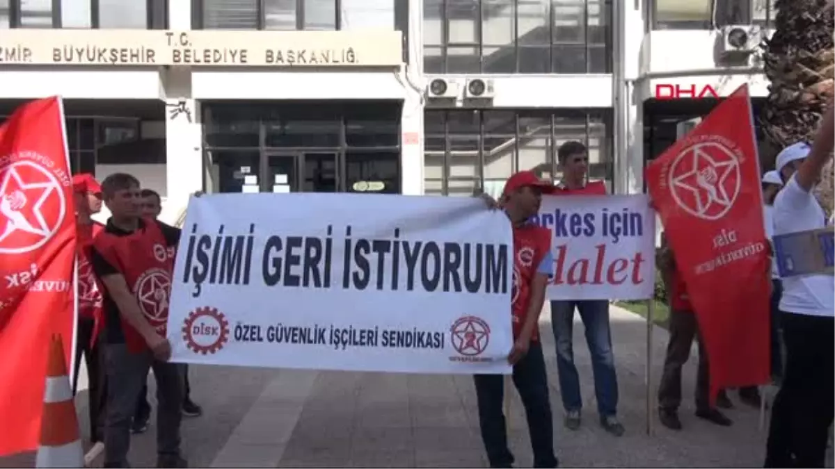 İzmir İşten Çıkartılan İki Çalışandan \'herkes İçin Adalet\' Yürüyüşü