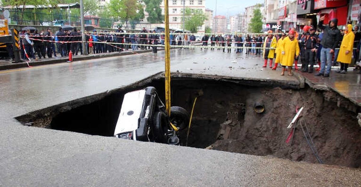 Karayolunda Oluşan Çukura Düşen Araç Çıkarıldı, Binalarda Oturanlar Tahliye Edildi