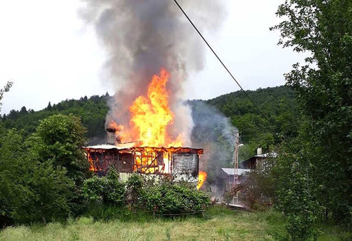 Kastamonu\'da İki Katlı Ahşap Ev Küle Döndü