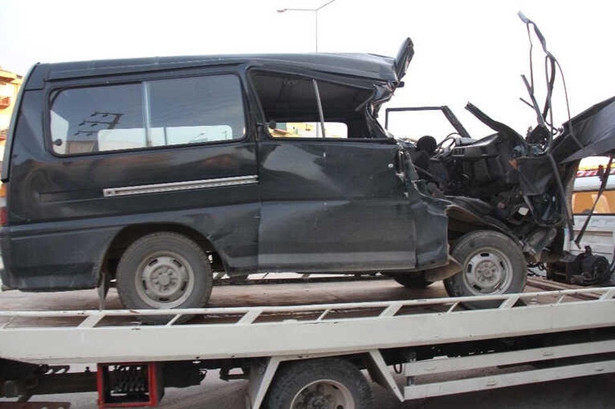 Kocaeli\'de Minibüs Tıra Çarptı: 2 Ağır Yaralı