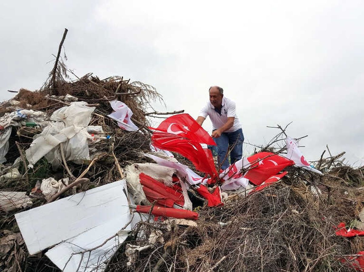 Koyun Otlatmak İçin Gittiği Alanda Çöpe Atılmış Türk Bayraklarını Buldu