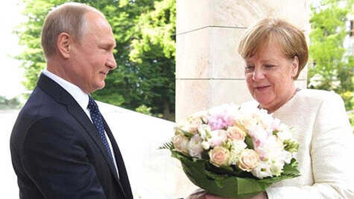 Kremlin: Putin, Merkel\'e Çiçek Verdi, Çünki...