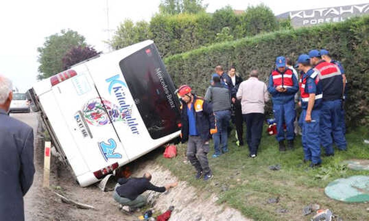 Kütahya\'da Yolcu Otobüsü Devrildi: 1 Ölü 10 Yaralı