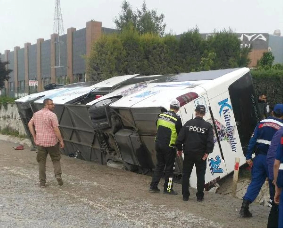 Kütahya\'da Yolcu Otobüsü Devrildi: 1 Ölü, 17 Yaralı