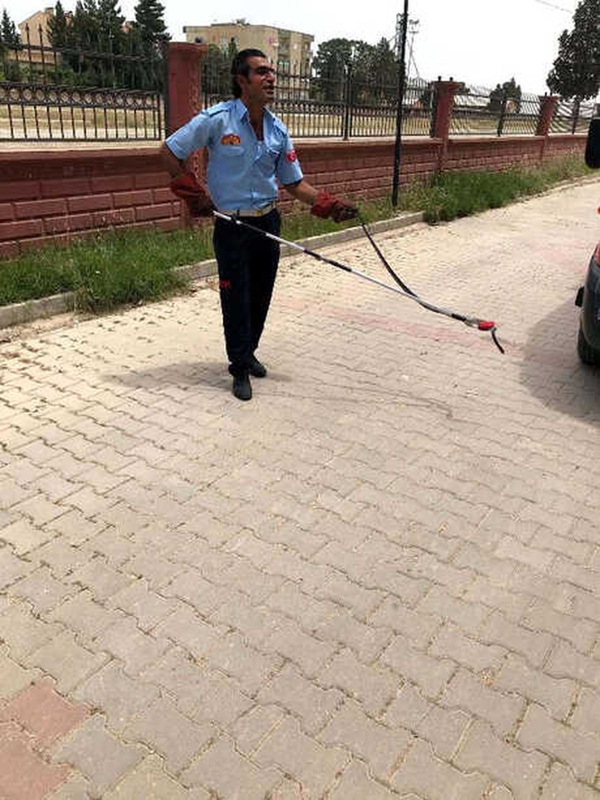 Lojman Giriş Kapısına Sıkışan Yılanı İtfaye Kurtardı