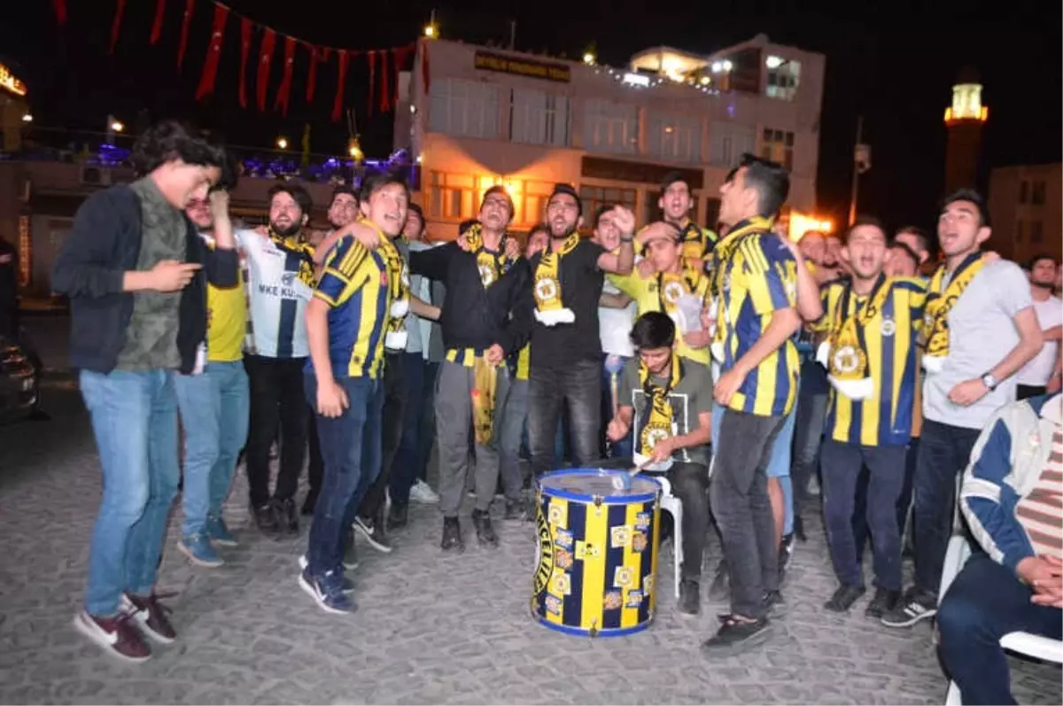 Mardin\'de Gençlerin Fenerbahçe Coşkusu