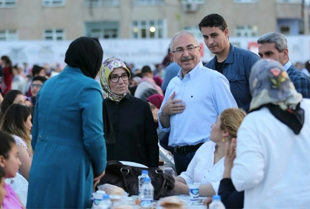 Mardin Valisi Yaman İftarını Vatandaşlarla Açıyor