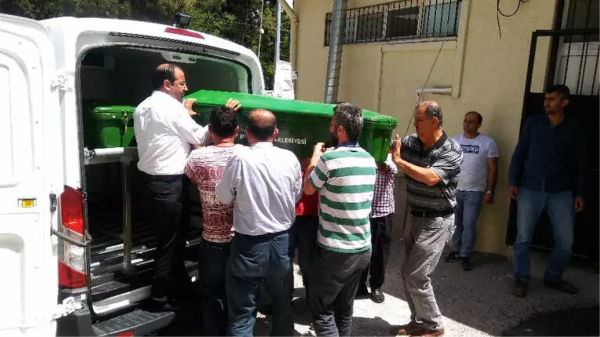 Oğlu Tarafından Öldürülen Anne ve Babanın Cenazesi Adli Tıp Kurumu\'ndan Alındı