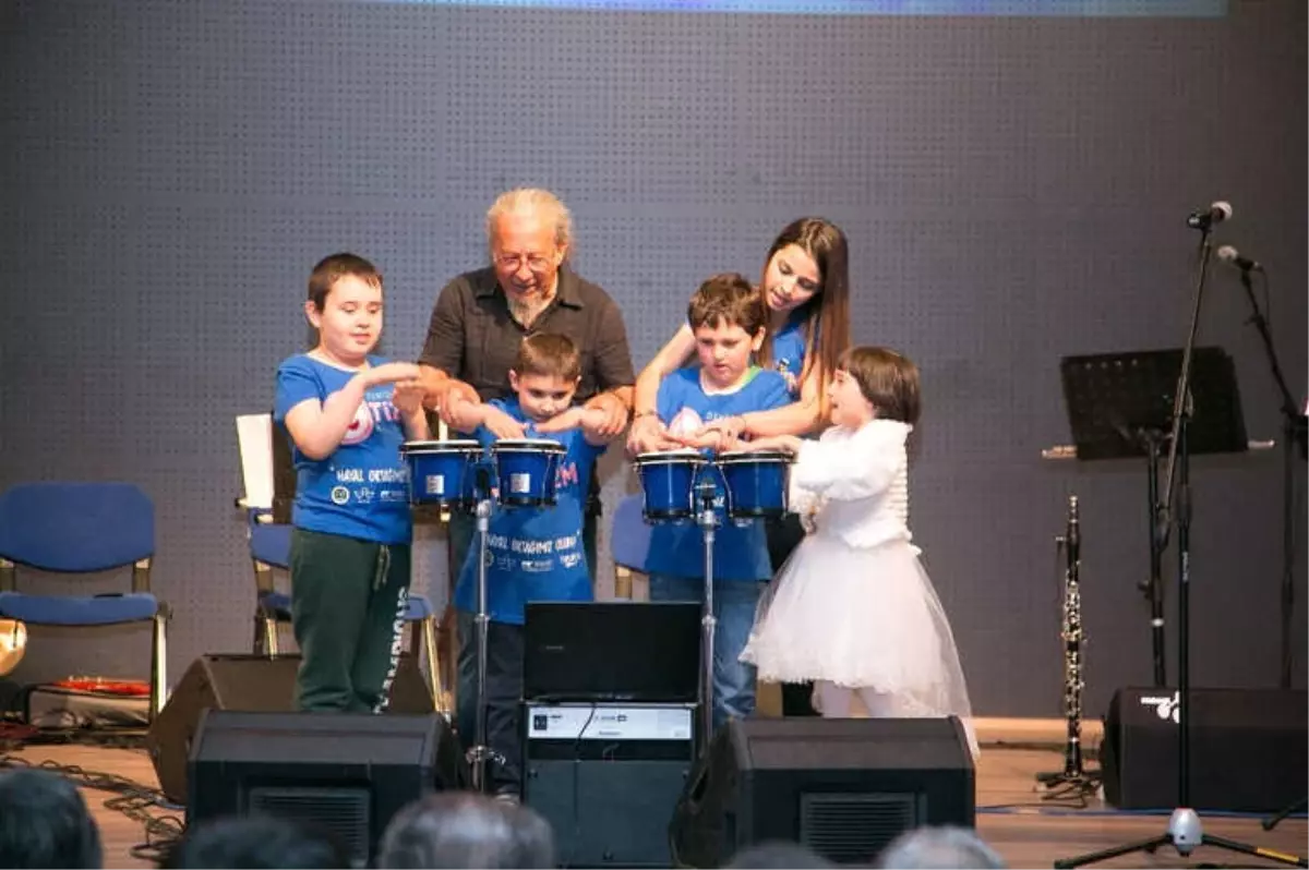 Otizm Orkestrasından Oluşan Müzik Gurubu Şarkılarıyla Büyüledi
