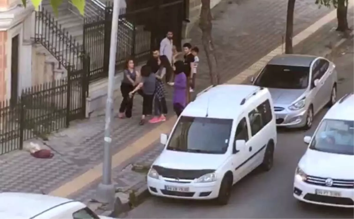 Genç Kızların Saç Saça, Baş Başa Kavgası Kamerada