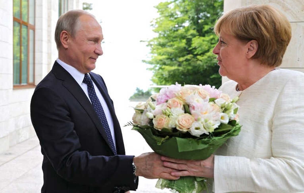 Peskov, Putin\'in Merkel\'e Neden Çiçek Verdiğini Açıkladı