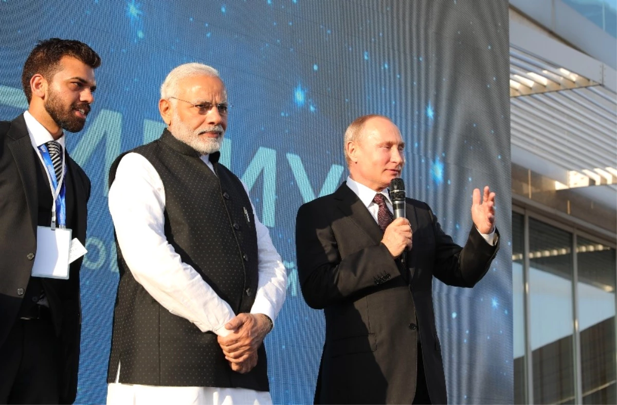 Putin ve Modi Soçi\'de Bir Araya Geldi