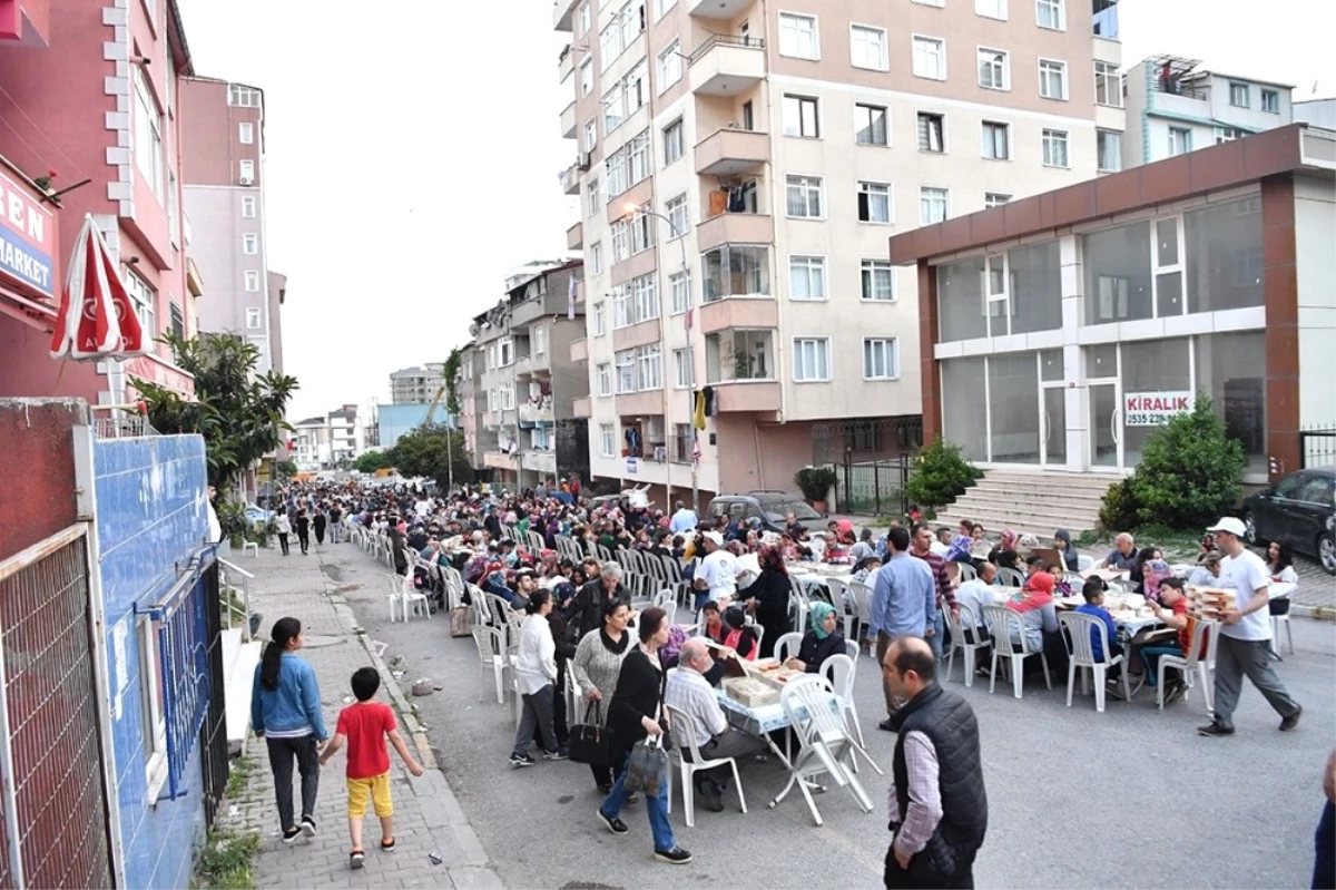 Ramazan Coşkusu Maltepe\'nin Sokaklarında Yaşanıyor