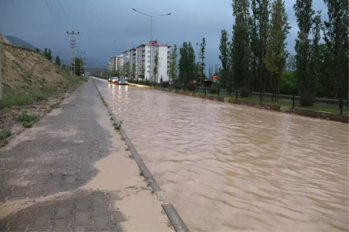 Sağanak Yağmur Yolları Göle Çevirdi