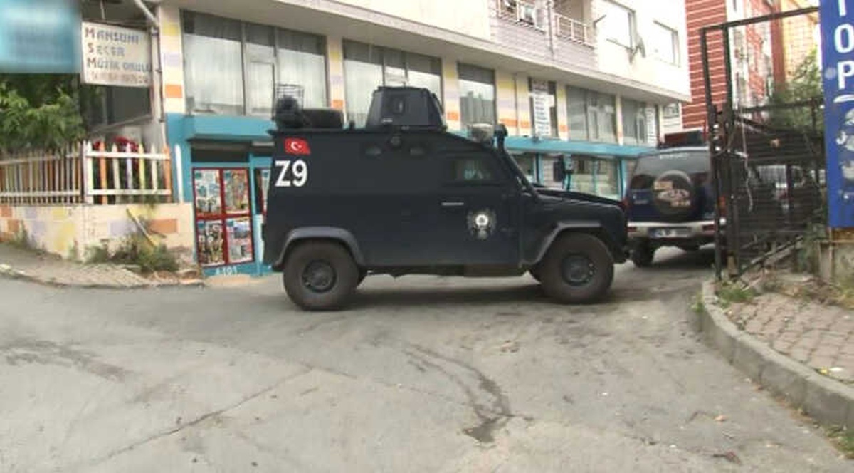 Sultangazi\'de Soyulan Markette Alışveriş Yapmaya Devam Ettiler
