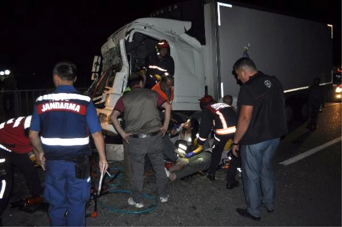 Tır\'a Çarpan Kamyonun Sürücüsü Yaralandı