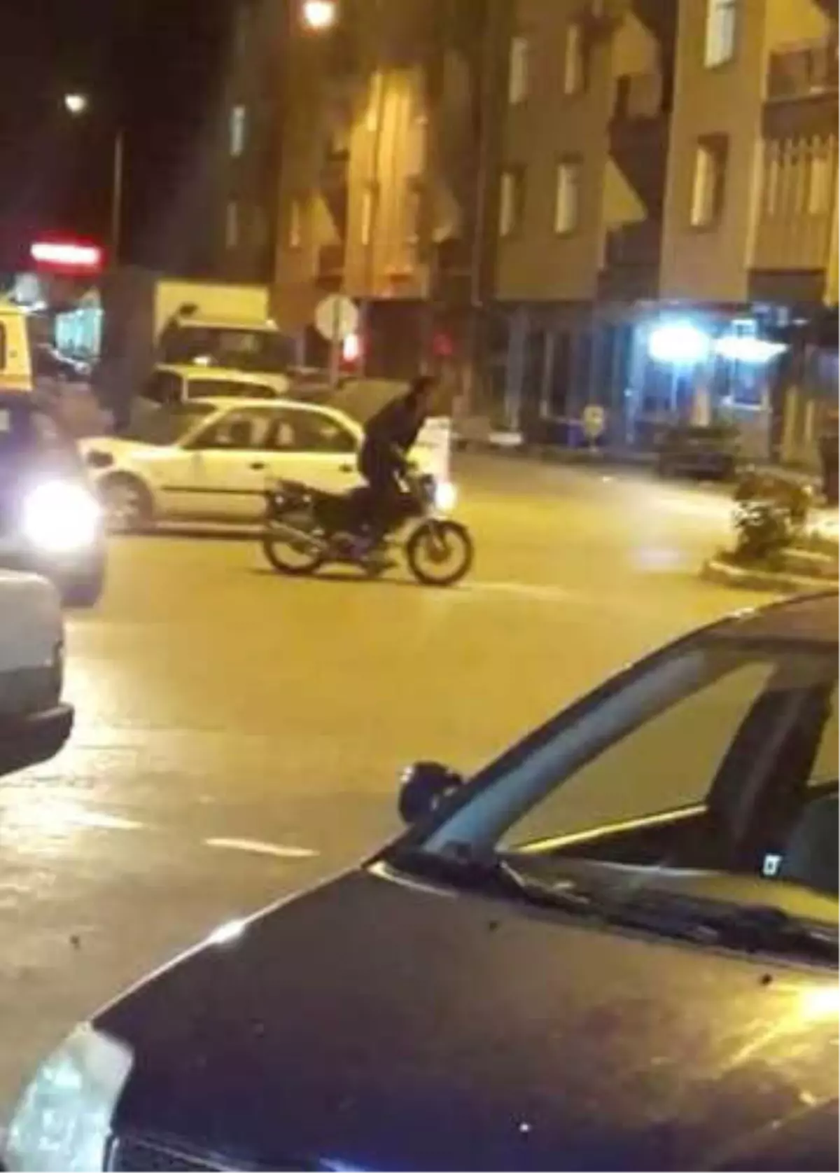 Trafiğe Aldırış Etmeden Motosikletle Drift Yaptı