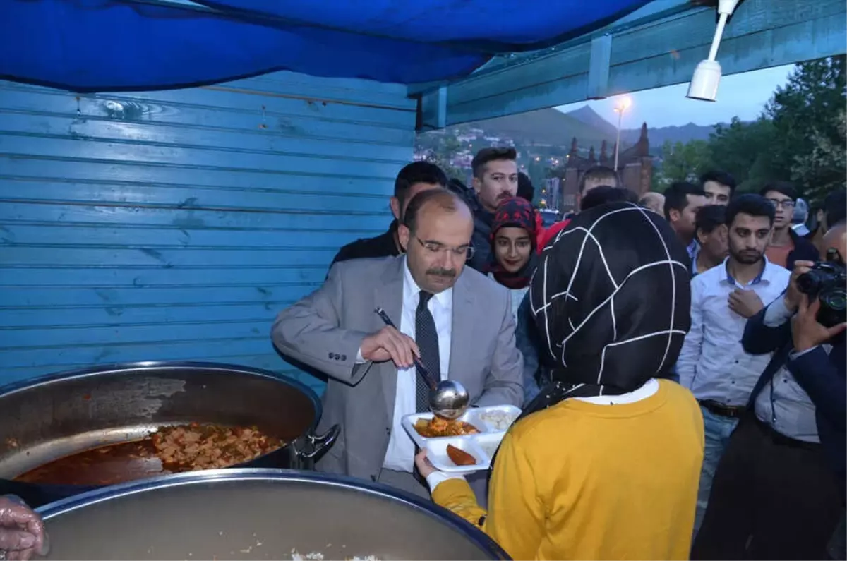 Vali Ustaoğlu Vatandaşlarla İftar Yaptı