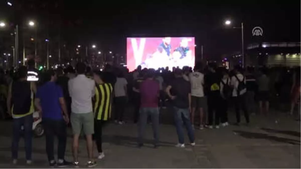 Vatandaşlar Basketbol THY Avrupa Ligi Dörtlü Final Maçını Dev Ekrandan İzledi - İzmir