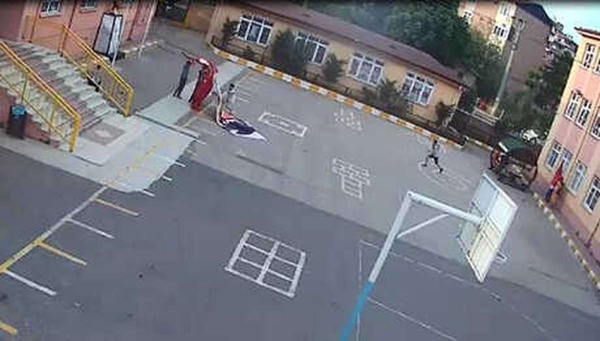 Yere Düşen Türk Bayrağını Öpüp, Alnına Koydu
