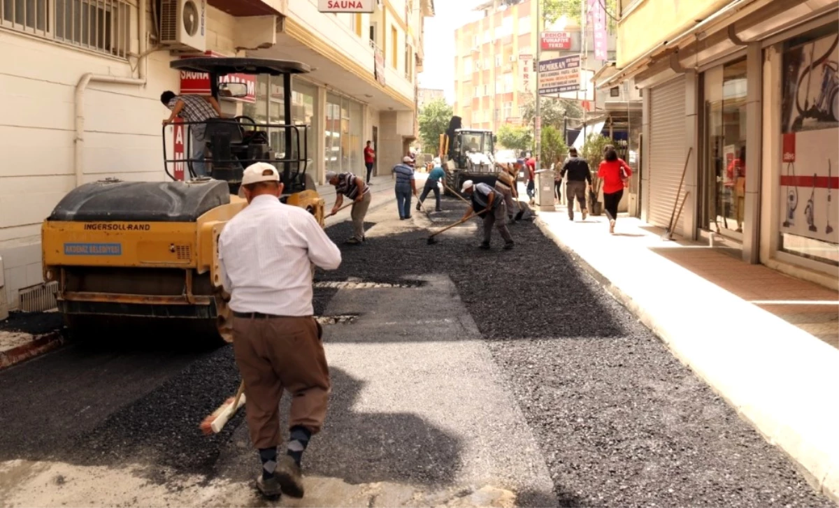 Akdeniz Belediyesi\'nin Asfalt ve Kaldırım Çalışmaları Sürüyor