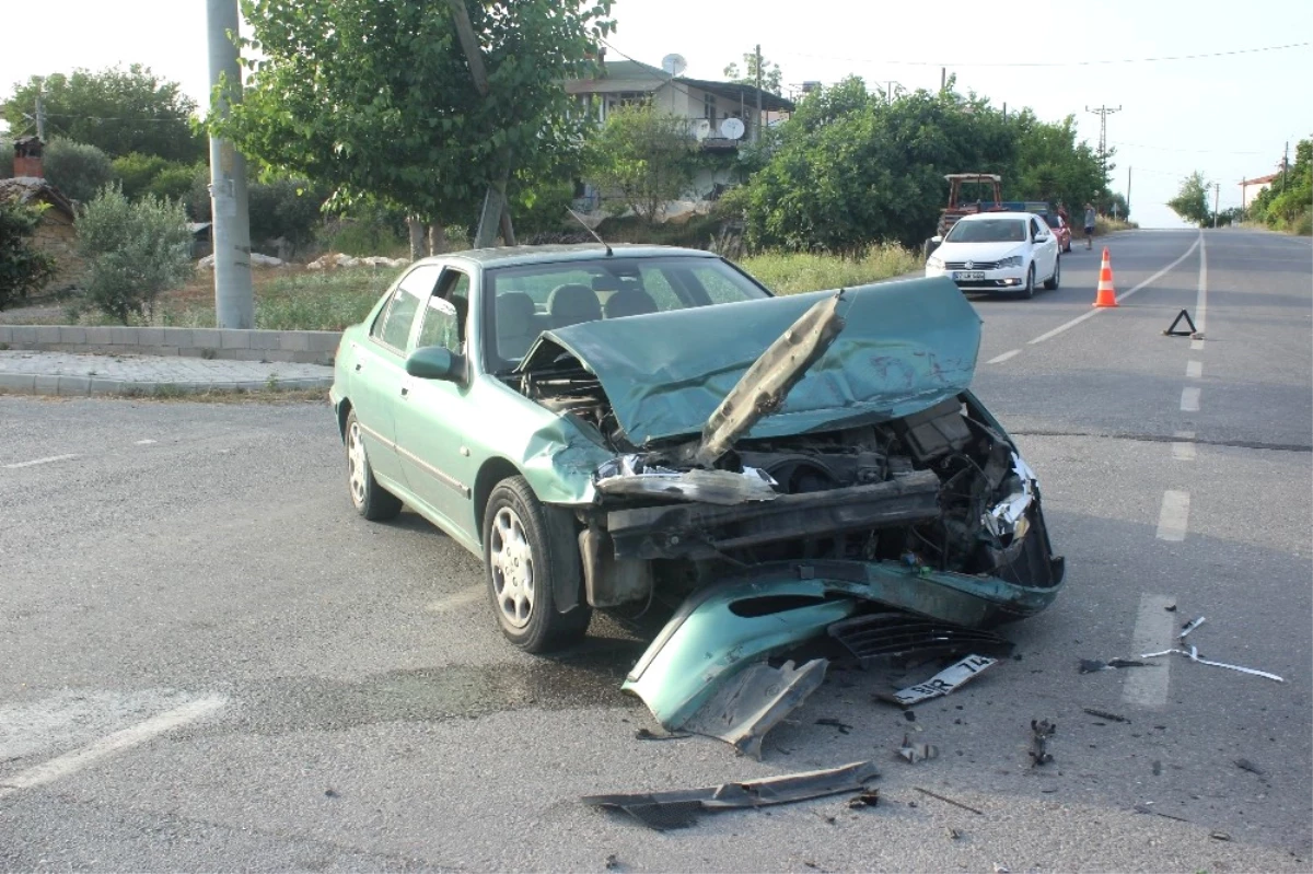 Antalya\'da Trafik Kazası: 4 Yaralı