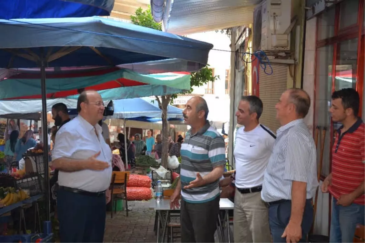 Başkan Özakcan, Salı Pazarını Ziyaret Etti