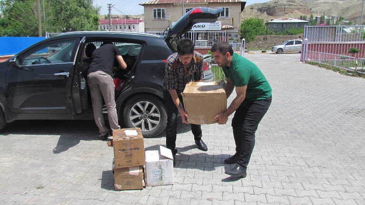 Doktordan Köy Okullarında Öğrenim Gören Öğrencilere Kitap Projesi