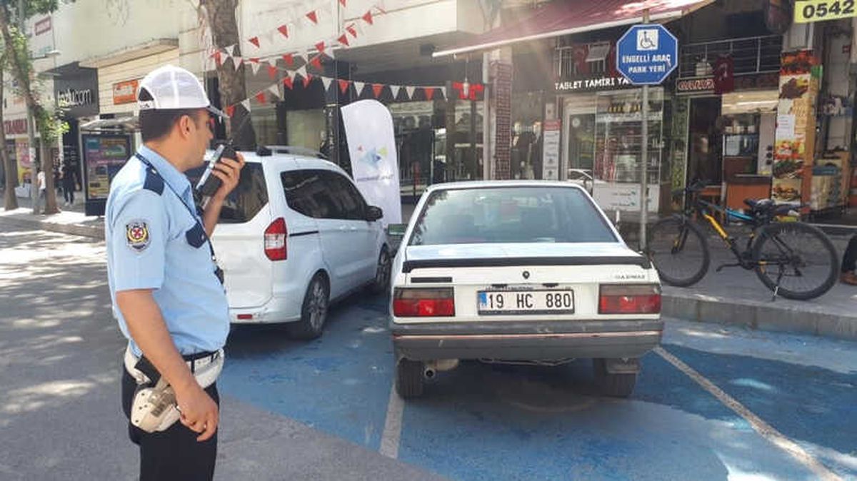 Engelli Park Yerine Araç Park Eden Sürücülere İşlem Yapılıyor