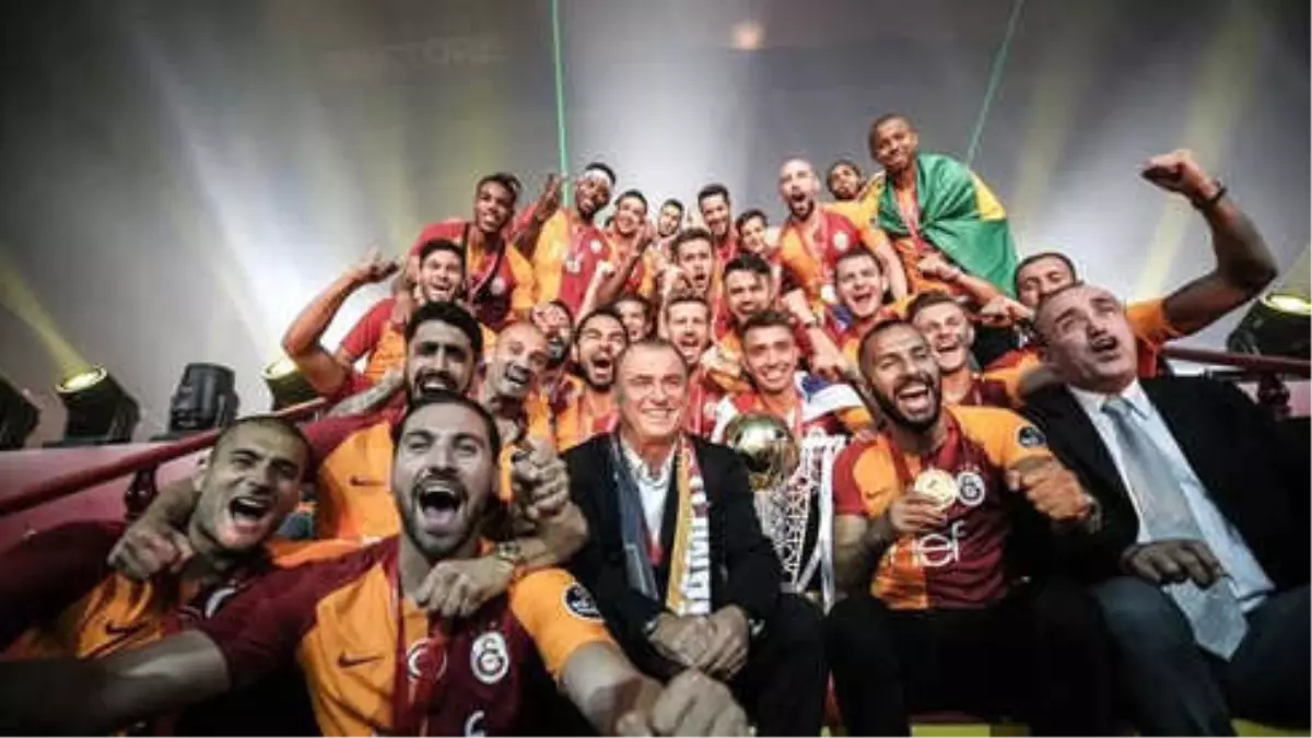 Galatasaray, Şampiyonluk Kupasını Kaldırdı