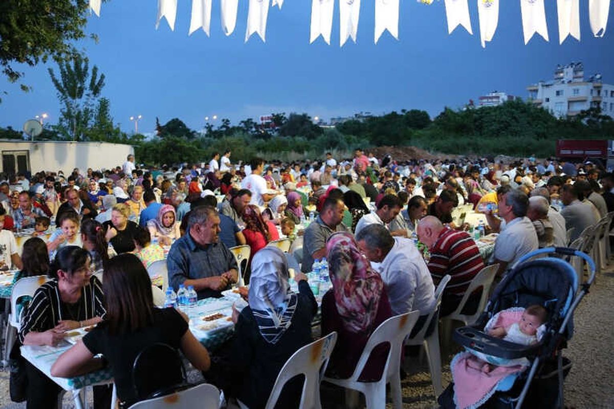 Geleneksel İftar Sofrası Çeşmeli\'de Kuruldu
