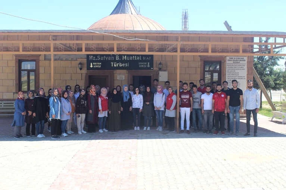 Gençler Sahabe Safvan Bin Muattal Türbesinin Çevresini Temizledi