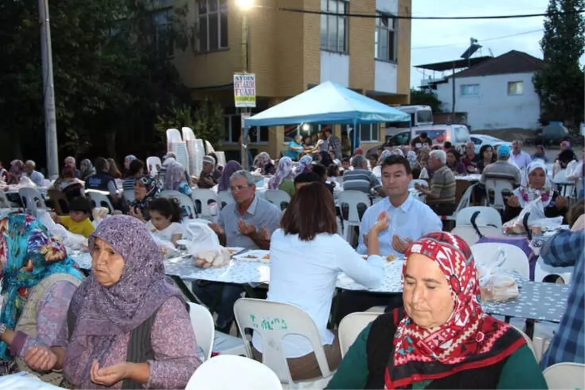 Germencik Belediyesi Her Gün Farklı Bir Mahallede İftar Veriyor