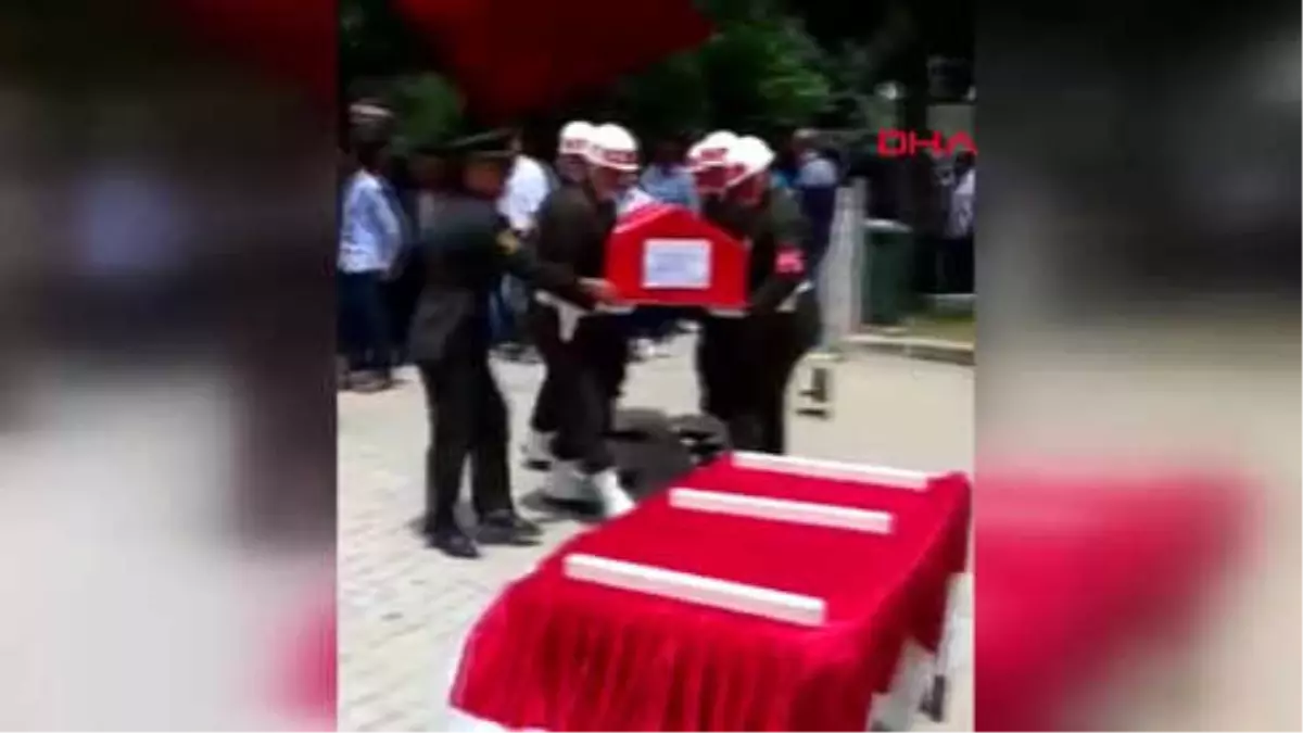 Isparta Kazada Ölen Uzman Çavuşun Eşi Gelinlikle Cenazaye Katıldı