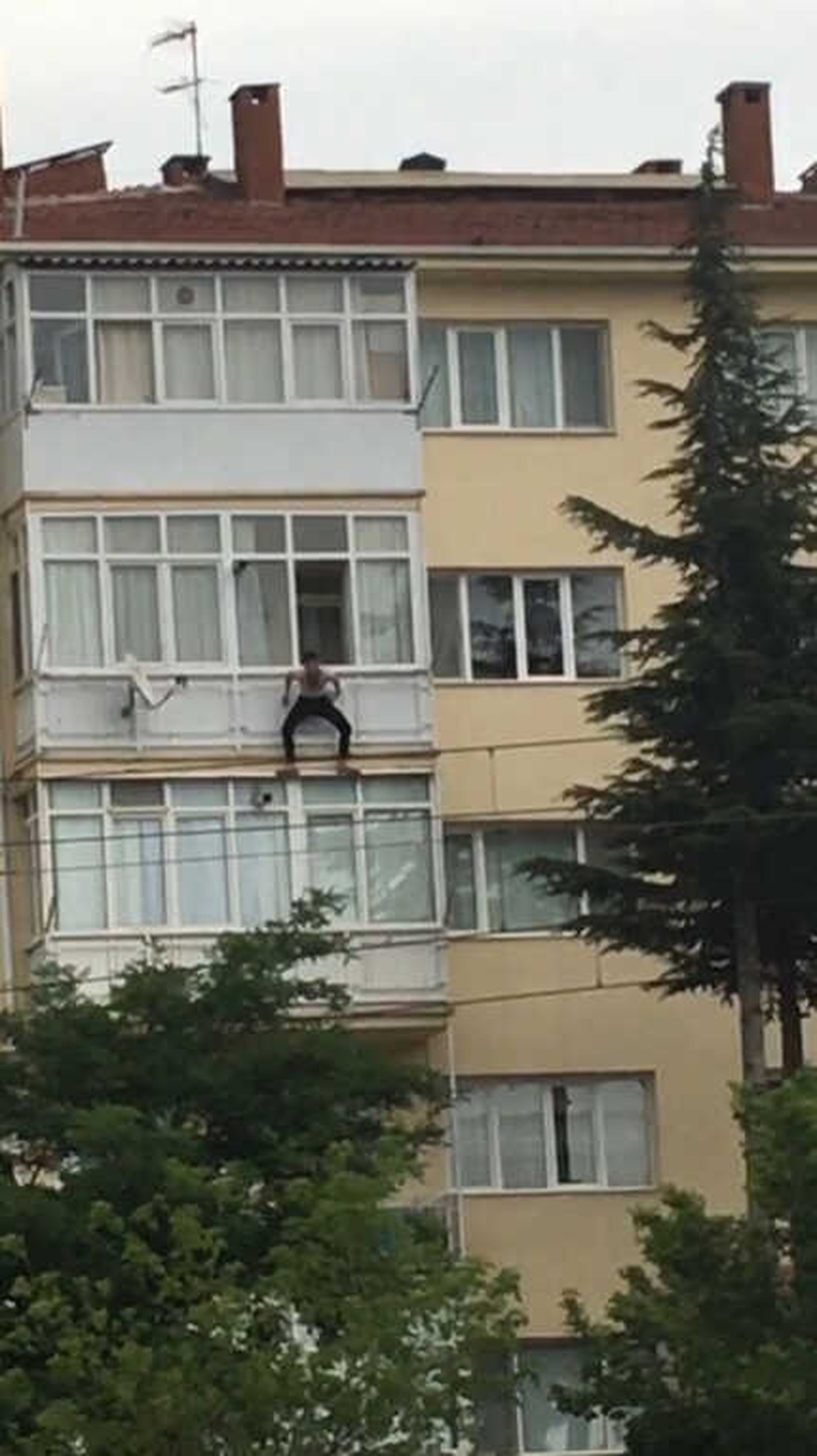 İşten Çıkarılan Genç 4\'üncü Kattan Atlamak İstedi