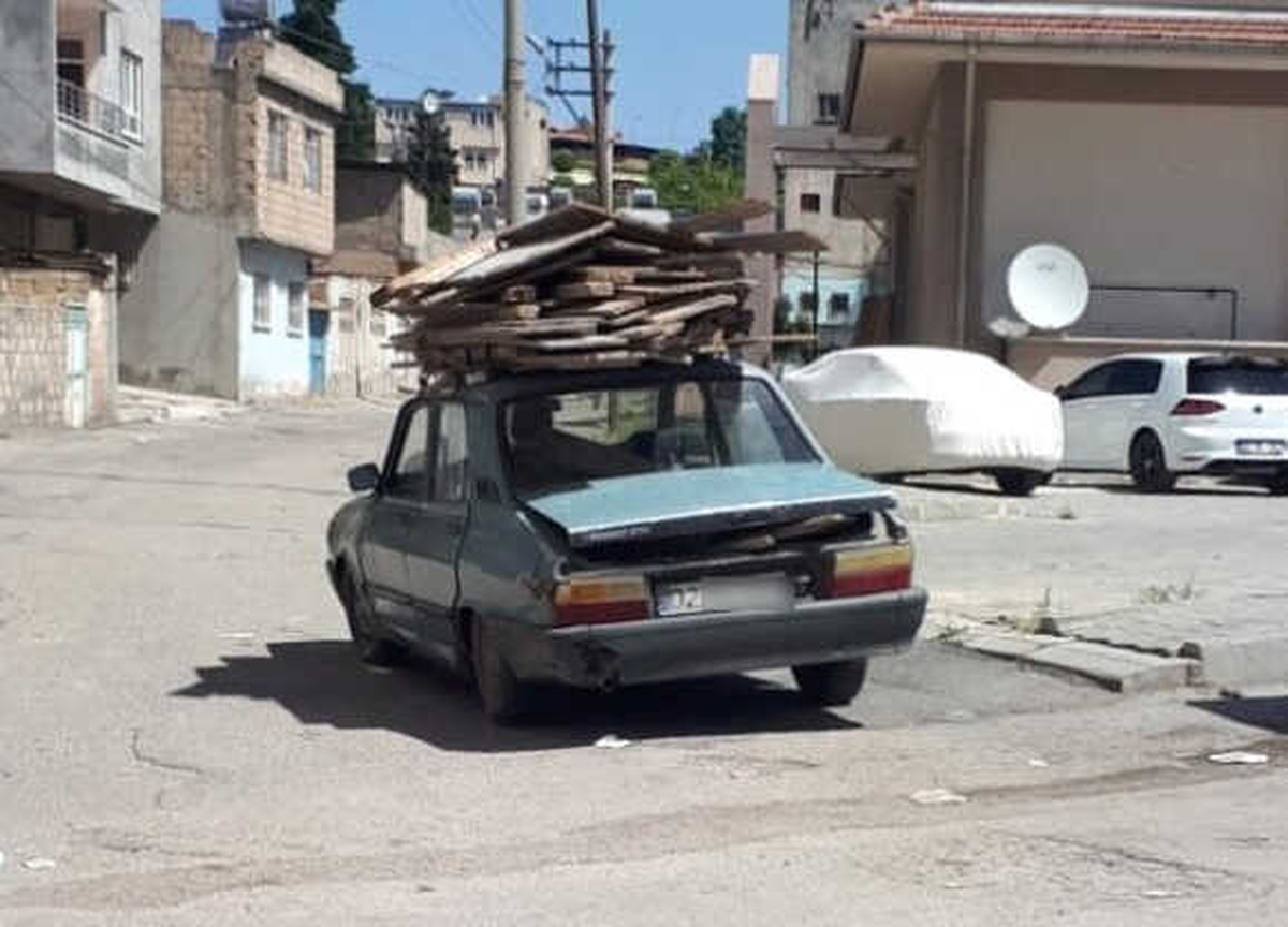 Kalıp Tahtaları Yüklenen Otomobil Tehlike Saçtı