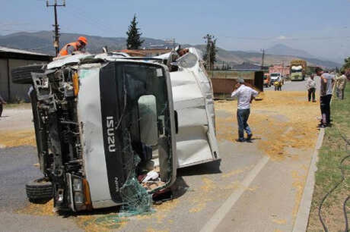 Kamyonet Saman Yüklü Traktöre Çarptı; Yol 5 Saat Kapandı