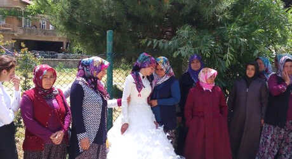 Kazada Ölen Uzman Çavuşun Eşi, Cenazeye Gelinlikle Katıldı
