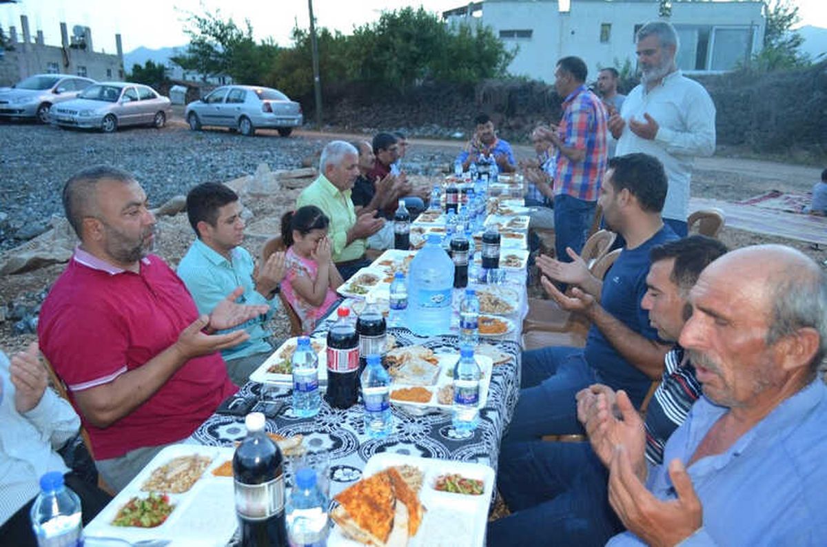 Köy Meydanında İftar