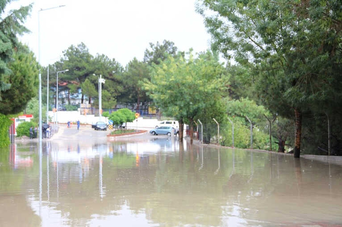 Manisa\'daki Sağanak Yağışta Bazı Cadde ve Sokaklar Dereye Döndü