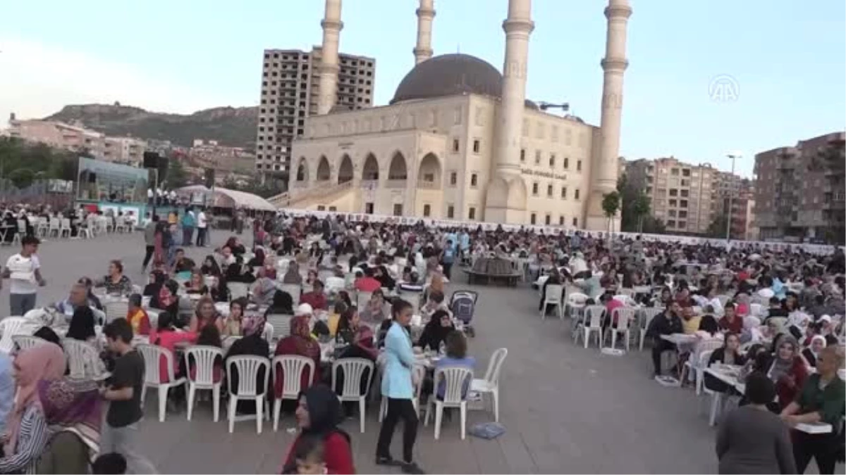 Mardin\'de Binlerce Kişi İftarda Buluştu