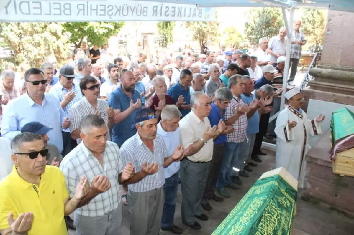 Oğlu Tarafından Boğularak Öldürülen Kadın Toprağa Verildi